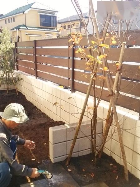 日本的院子喜欢做木围栏,底座要砌40公分矮墙,这样才好看耐用