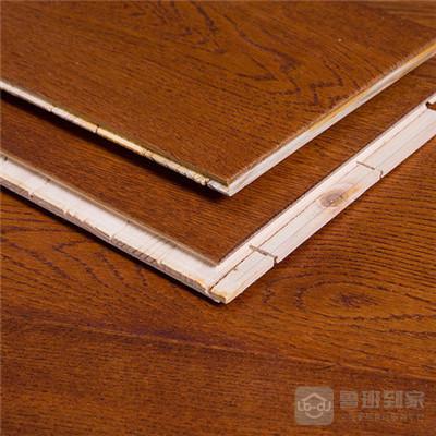 由三层实木单板交错层压而成,其表层为优质阔叶材规格的板条镶拼板